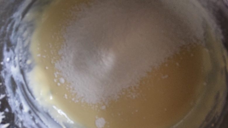 轻乳酪蛋糕(6寸),将低粉和淀粉筛入