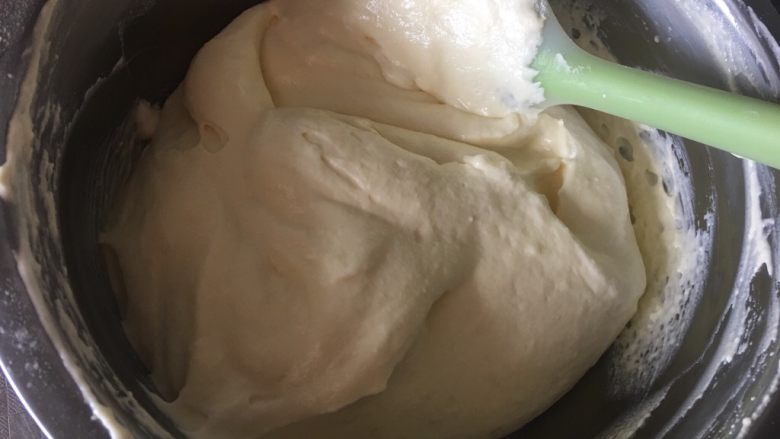 轻乳酪蛋糕(6寸),采用翻拌切拌的手法拌匀,不可画圈容易消泡,消泡拌不匀都容易出现布丁层