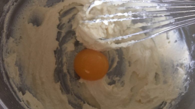 轻乳酪蛋糕(6寸),将蛋黄分次加入黄油奶酪糊