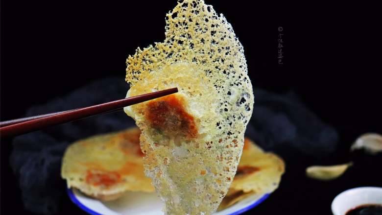 冰花煎饺,当你将这盘晶莹奇丽的 “冰花煎饺”端上桌，一定能为餐桌增色添彩。