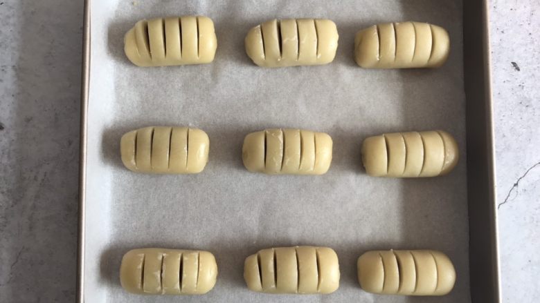 千层紫薯酥,放入烤盘,划几刀