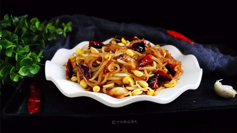 豆芽炒粉条,黄豆芽是一种营养丰富,味道鲜美的蔬菜,具有清热明目、补气养血、防止牙龈出血、心血管硬化及低胆固醇等功效。