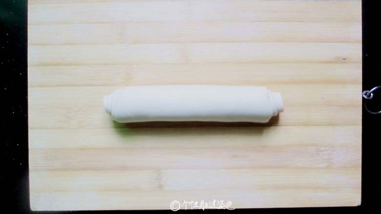 死面卷子,直到完全卷起来,用手搓匀。