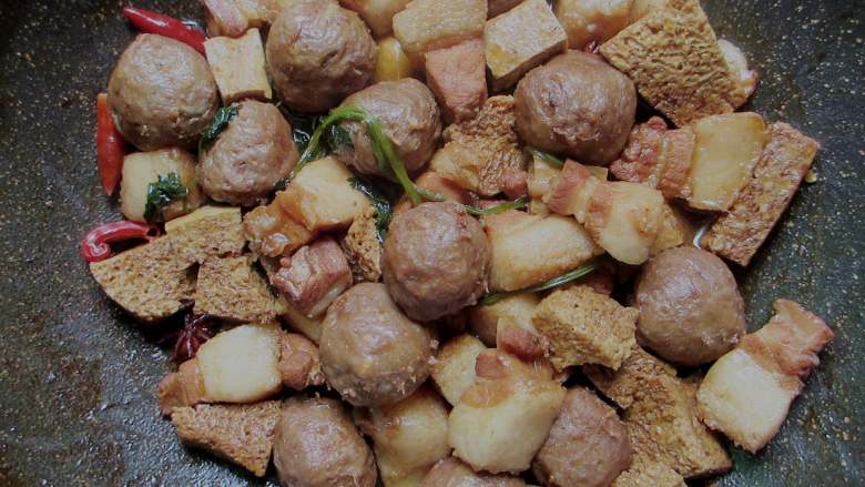五花肉炖冻豆腐,盖上锅盖,大火煮至汤水将干,打开锅盖,将汤汁继续收干,加入适量的鸡精炒均,美味即成。