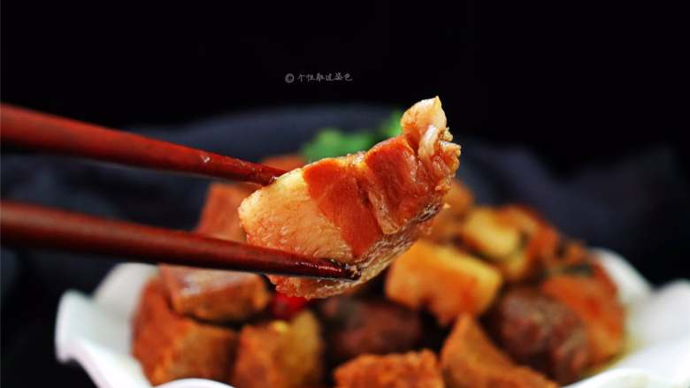 五花肉炖冻豆腐,豆腐浓郁了五花肉的香气,五花肉入口即化。简单易操作。