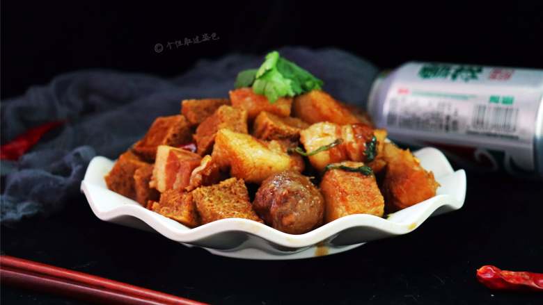 五花肉炖冻豆腐,汁多,味香,很下饭哦!