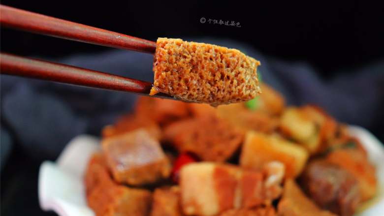 五花肉炖冻豆腐,豆腐这么做,超级好吃,下饭。