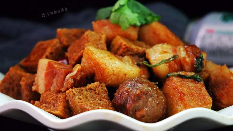 五花肉炖冻豆腐,用啤酒炖煮出的五花肉香而不腻,原汁原味,味道保存非常完美