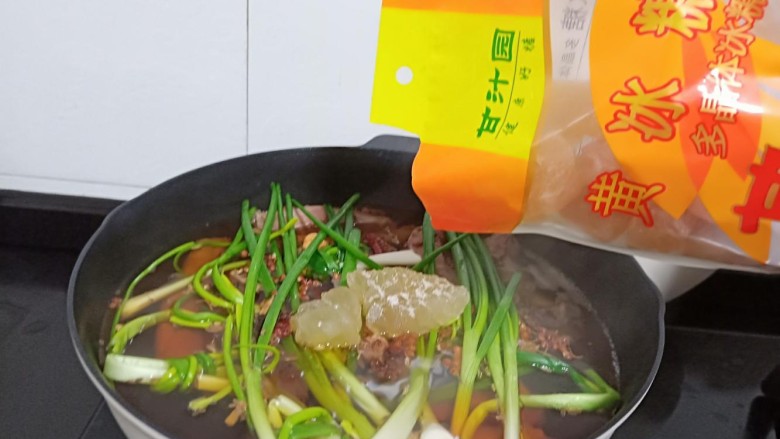 追剧小零食【秘制麻辣鸭脖】,甘汁园黄冰糖加20克，加了冰糖成品颜色会油亮好看。