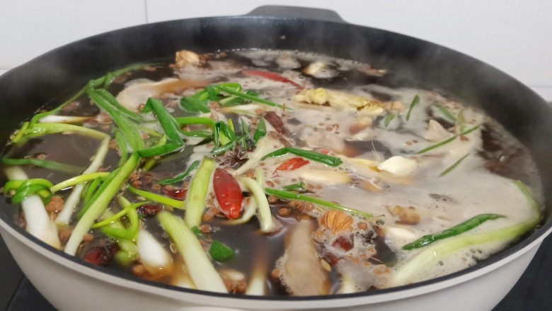 追剧小零食【秘制麻辣鸭脖】,开大火煮开、小火慢慢炖(不能炖太烂、不然切的时候都碎渣渣了)炖好浸泡一夜入味。