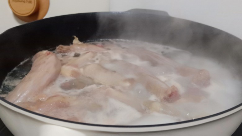 追剧小零食【秘制麻辣鸭脖】,鸭脖冷水下锅煮,加清水没过鸭脖。加热至水沸后再煮2分钟。