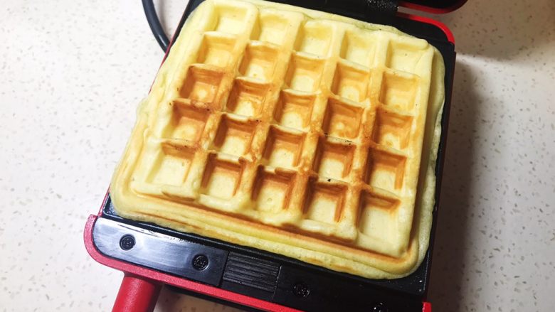 原味华夫饼,打开盖子,一块营养美味的华夫饼就制作完成啦。