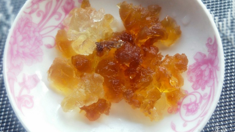 桃胶雪燕6+1种美容吃法,泡好的桃胶琥珀色的,也很漂亮
