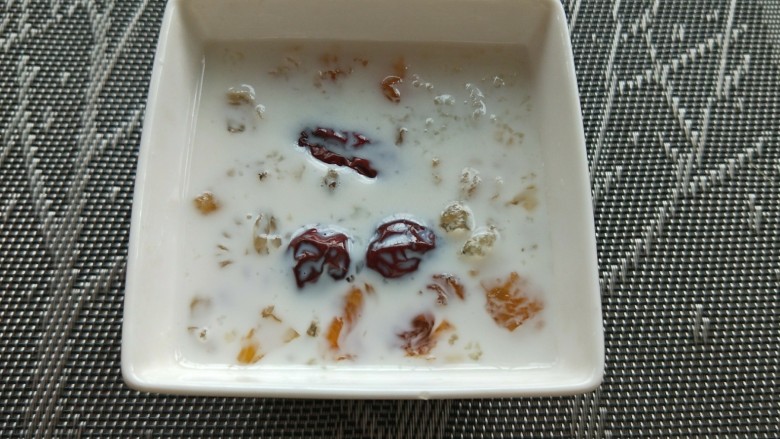 桃胶雪燕6+1种美容吃法,煮好的桃胶和红枣,雪燕挑除杂质放入碗里,加半盒<a style='color:red;display:inline-block;' href='/shicai/ 219'>牛奶</a>