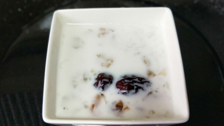 桃胶雪燕6+1种美容吃法,冷水放入锅里,蒸十五分钟至二十分钟左右