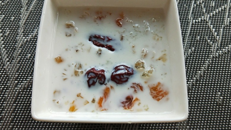 桃胶雪燕6+1种美容吃法,简单的桃胶牛奶炖雪燕就做好了,加适量蜂蜜或者白砂糖调味就可以美美的享用了,美容养颜