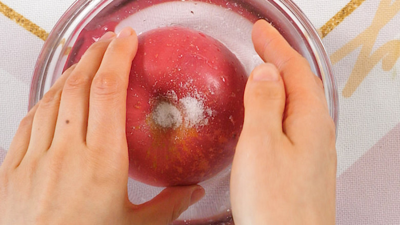 山楂苹果水 消食健脾饮,<a style='color:red;display:inline-block;' href='/shicai/ 591'>苹果</a>用盐搓洗干净外皮,冲洗干净。