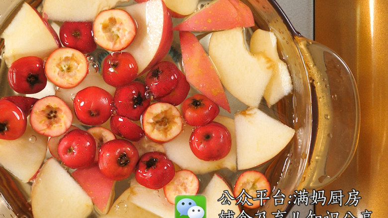 山楂苹果水 消食健脾饮,所有食材加入锅中,加足量的<a style='color:red;display:inline-block;' href='/shicai/ 156925'>水</a>,加入冰糖。