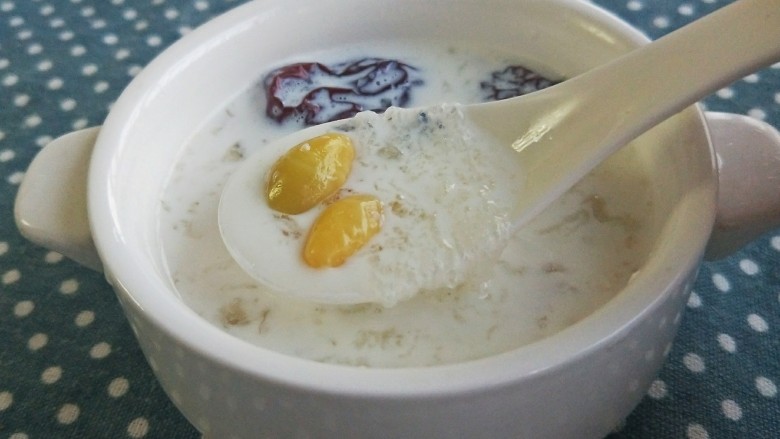桃胶雪燕6+1种美容吃法,<a style='color:red;display:inline-block;' href='/shicai/ 2428'>银杏</a>煮熟去皮后加在炖好的桃胶雪燕里,一份美美的炖品