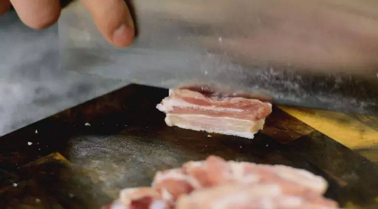 农家小炒肉江西做法,简单干脆,吃起来又辣又爽,猪肉去皮,瘦肉、肥肉分开切片