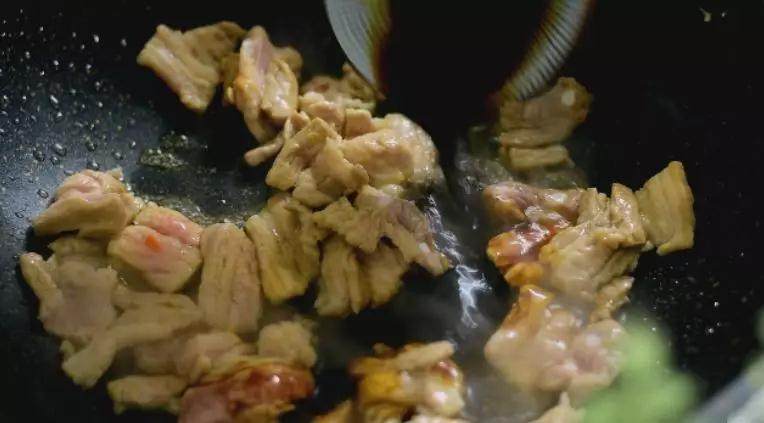 农家小炒肉江西做法,简单干脆,吃起来又辣又爽,淋入料酒、酱油,继续翻炒
