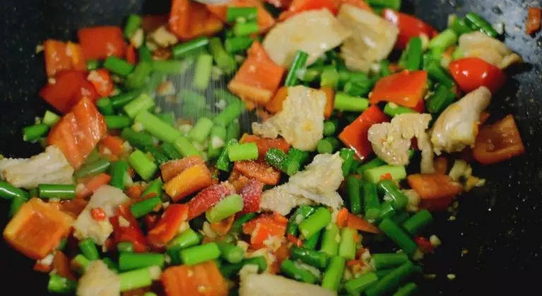 农家小炒肉江西做法,简单干脆,吃起来又辣又爽,加入盐调味,炒匀盛出备用