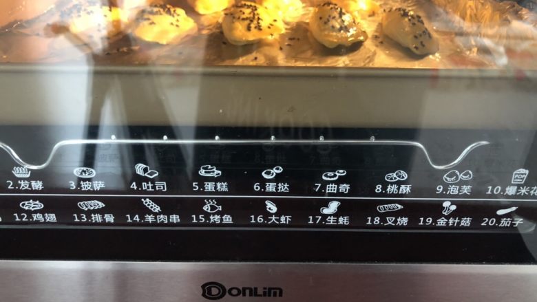 酥甜菠萝酥,烤箱上下火190度预热5分钟，然后烤20分钟出炉