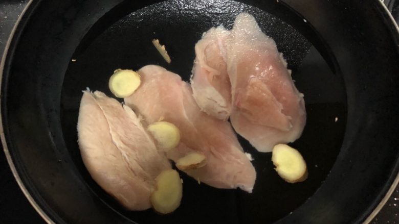 快手凉拌鸡丝,锅里放入半锅水,没过鸡胸,放水姜片,倒入少许<a style='color:red;display:inline-block;' href='/shicai/ 718'>料酒</a>,大火煮开后再煮3分钟左右就可以了!