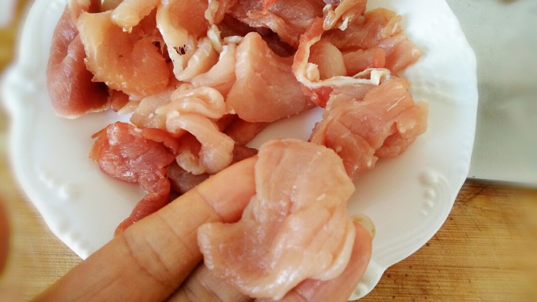 #猪年#辣椒炒肉,选择里脊肉或五花肉,切片如图