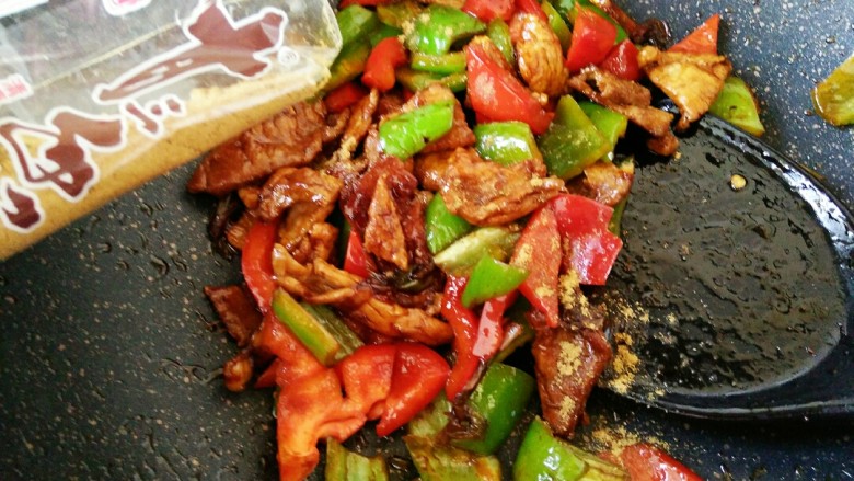 #猪年#辣椒炒肉,肉片炒匀后,放辣椒翻炒,出锅前加少许盐和<a style='color:red;display:inline-block;' href='/shicai/ 829'>十三香</a>
