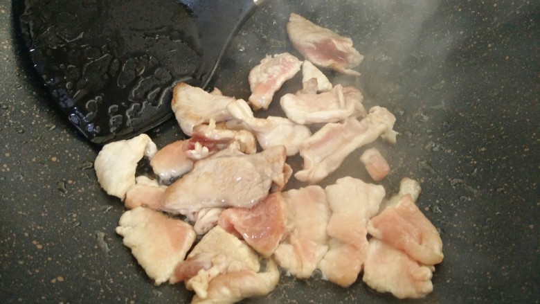 #猪年#辣椒炒肉,热锅凉油,放肉片,炒至颜色发白