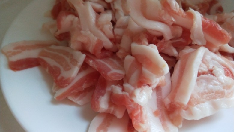 北京特色菜 绿豆噶着,<a style='color:red;display:inline-block;' href='/shicai/ 428'>五花肉</a>切成片,我切的多,不是都要用了,用一半就可以了。