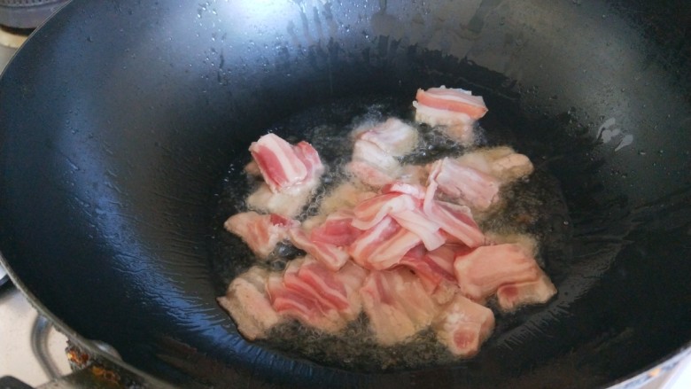 北京特色菜 绿豆噶着,倒入五花肉煸炒出油。