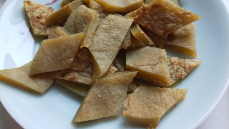 北京特色菜 绿豆噶着,装盘备用。