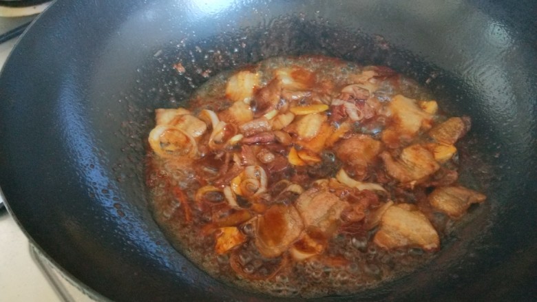 北京特色菜 绿豆噶着,倒入适量酱油炒上色。