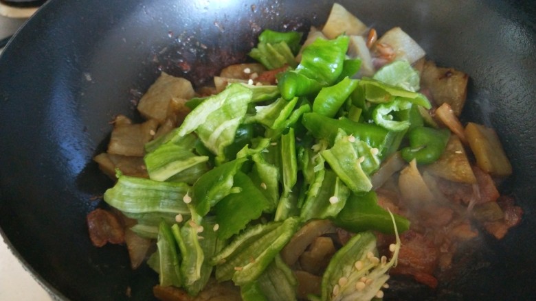 北京特色菜 绿豆噶着,倒入螺丝椒。