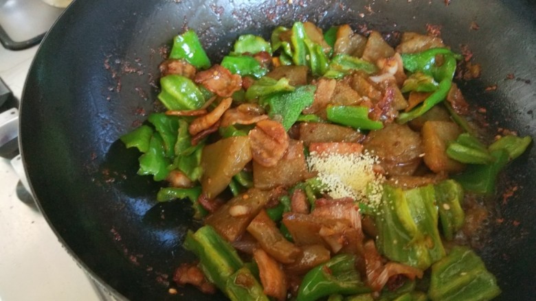 北京特色菜 绿豆噶着,加入适量盐,<a style='color:red;display:inline-block;' href='/shicai/ 756'>鸡精</a>炒均匀即可出锅。