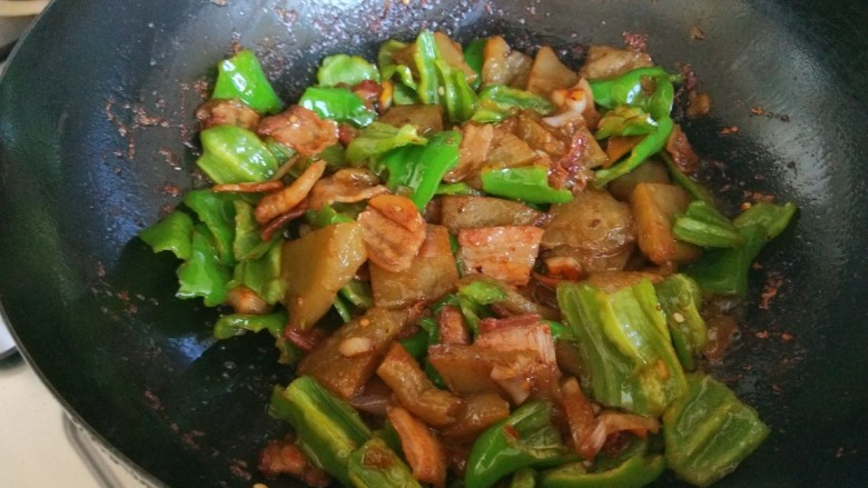北京特色菜 绿豆噶着,翻炒均匀。