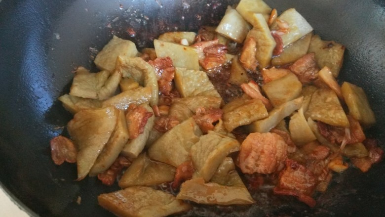北京特色菜 绿豆噶着,翻炒均匀。