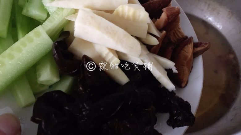 官烧目鱼,随后把黄瓜、<a style='color:red;display:inline-block;' href='/shicai/ 136'>黑木耳</a>、冬笋,香菇也放入油中汆一下。