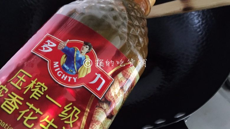 官烧目鱼,如果是在一口锅中操作的,就留一些底油。换了另外一口锅就加少量的油。