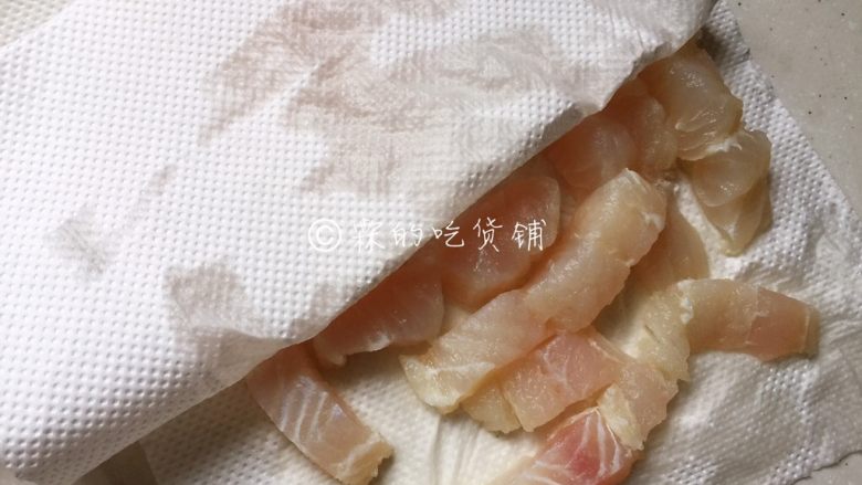 官烧目鱼,鱼肉冲洗干净后,切成条状,用厨房纸巾吸去水分。