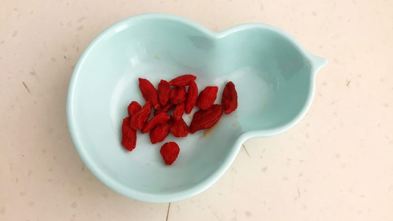 换个姿势吃汤圆 蛋抱汤圆,把泡发好的枸杞捞出来备用