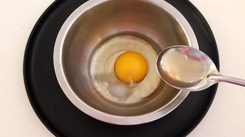 换个姿势吃汤圆 蛋抱汤圆,加入1勺料酒