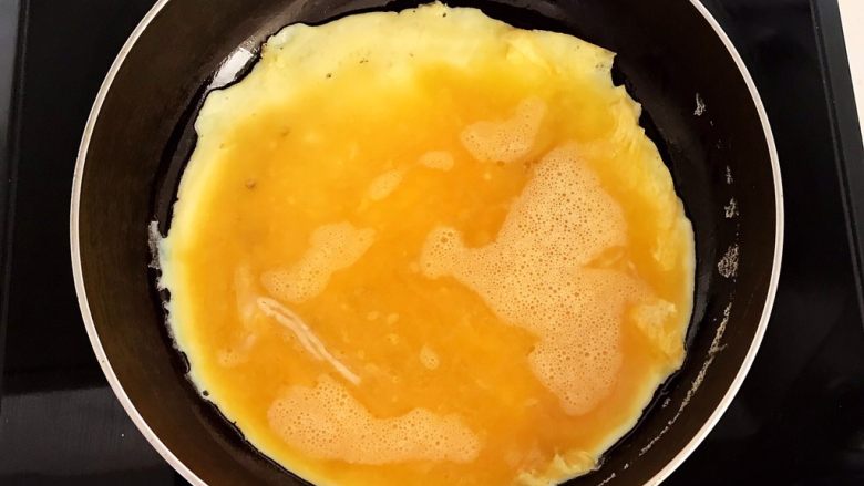 换个姿势吃汤圆 蛋抱汤圆,烧热后加入鸡蛋液