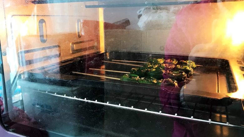 香烤韭菜圈,放入预热好的烤箱上下火180度烤3分钟,取出来就可以吃了,但一定注意,小心烫。