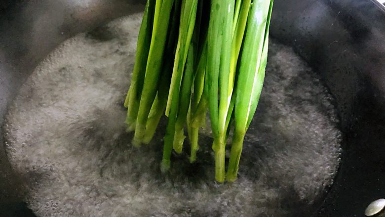 香烤韭菜圈,将根部放进去烫一下,然后全部放入。