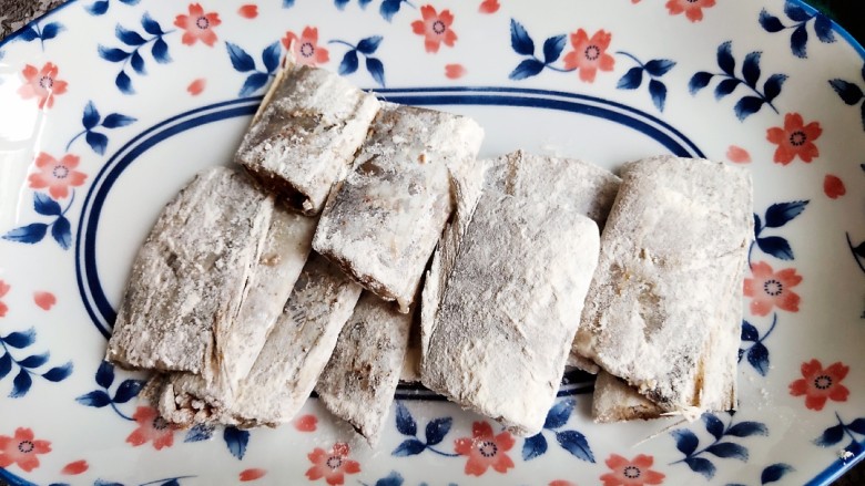 茄汁带鱼(罐头),全部裹完之后装盘备用。
