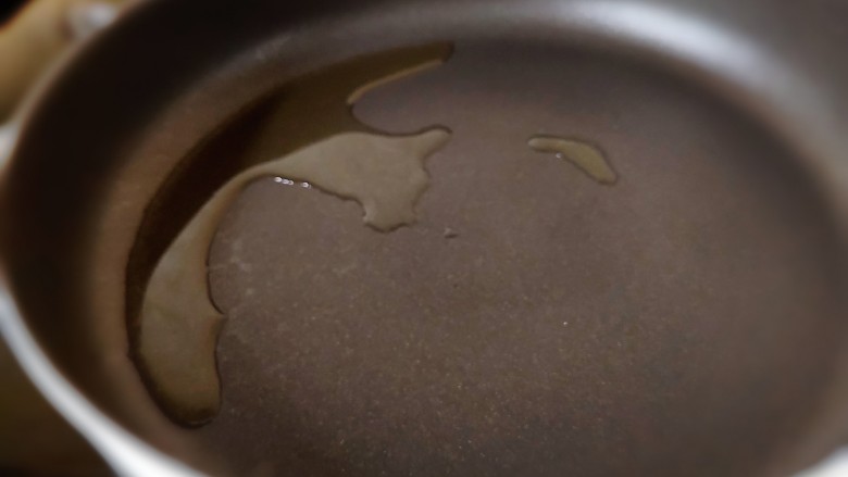 茄汁带鱼(罐头),平底锅烧热放油烧热。