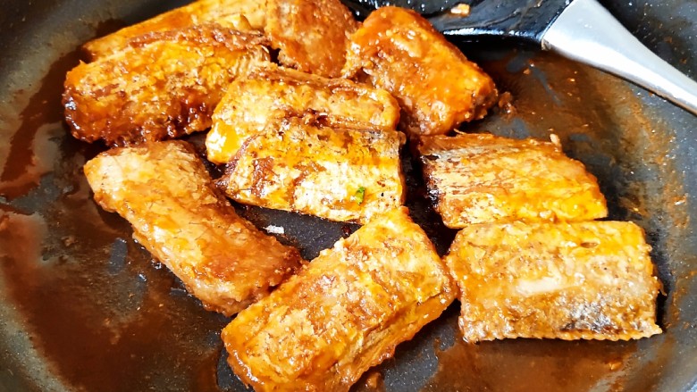 茄汁带鱼(罐头),均匀裹满茄汁即可